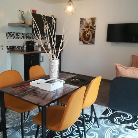 Edina Vendeghaz-gyenesdias Διαμέρισμα *