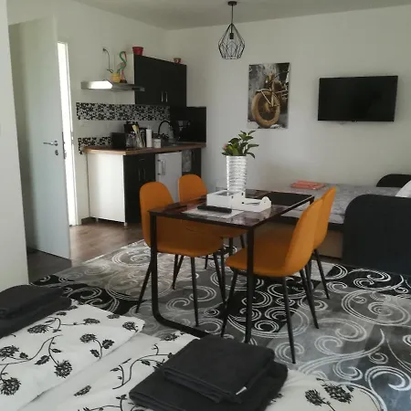 Апартаменты Edina Vendeghaz-gyenesdias