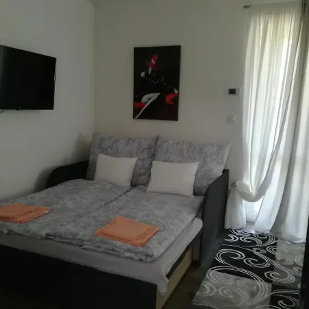 Edina Vendeghaz-gyenesdias *