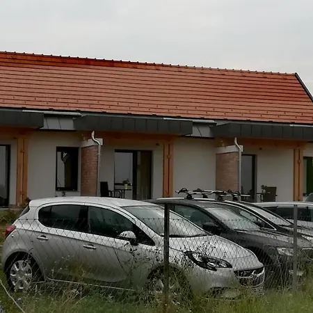 Апартаменты Edina Vendeghaz-gyenesdias *